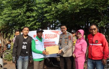 Usai Touring Merah Putih, Kapolres Bima Kota Salurkan Bantuan Sosial di Desa Sangiang dan Sekitar Polsek Wera