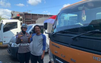Tugu Tank Gerung Jadi Titik Patriotisme: Polantas Bagikan Bendera Merah Putih
