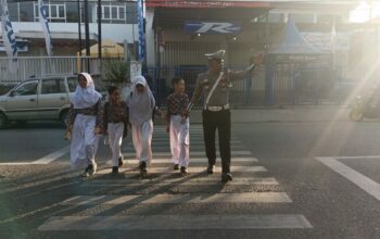 Sat Lantas Polres Bima Kota Laksanakan Rawan Pagi, Bantu Anak Sekolah dan Pejalan Kaki Menyeberang Jalan