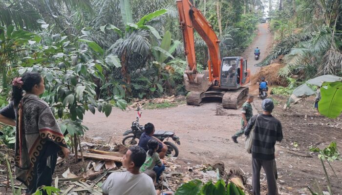 Gotong Royong TNI-Rakyat Tingkatkan Akses Ekonomi Desa
