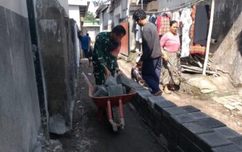 Babinsa Bersama Warga Rampungkan Pembangunan Jalan Paving Blok