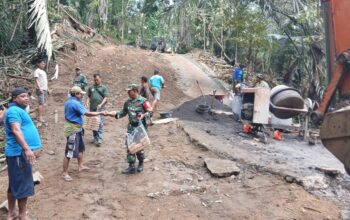 Gotong Royong Jalan Baru, Babinsa Hadirkan Kepedulian TNI