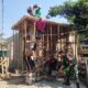 Babinsa dan Warga Desa Langko Bersatu dalam Pengecoran Rumah