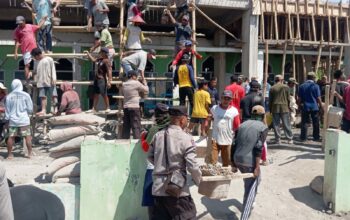 Personel Polsek Sape Gotong Royong Renovasi Masjid Bersama Warga