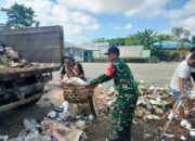 Babinsa dan Warga Sesela Kompak Bersihkan TPS Desa