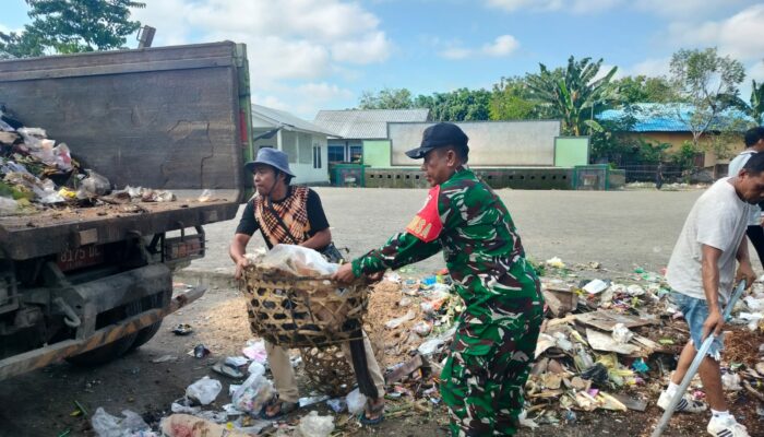Babinsa dan Warga Sesela Kompak Bersihkan TPS Desa