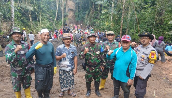 Kades, TNI-Polri bersama Masyarakat Giri Madia dan Dasan Geria Bahu-Membahu Bangun Jembatan