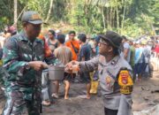Hangatnya Kebersamaan Babinsa dan Bhabinkamtibmas di Pengecoran Jembatan