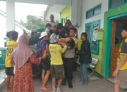 Bhabinkamtibmas Desa Tarlawi Bantu Korban Laka Tunggal di Jalan Lintas Kombo–Tarlawi