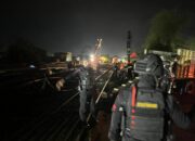 Brimob Amankan Lokasi Anjloknya Kereta Purwojaya di Bekasi