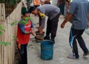 JAGA KEBERSIHAN LINGKUNGAN, BHABINKAMTIBMAS KELURAHAN SAMPIR GOTONG ROYONG BERSAMA WARGA