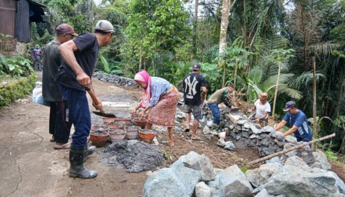 Tak Kenal Lelah, Inak Nur Ikut Gotong Royong TMMD Giri Madia
