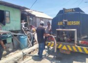 Polres Sumbawa Barat Salurkan Air Bersih untuk Warga Poto Tano yang Alami Kekurangan Air