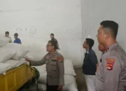 Polsek Batulayar Dampingi Penjualan 1 Ton Jagung Petani ke BULOG