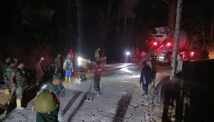 Semangat Tak Surut, Satgas TMMD dan Warga Giri Madia Lembur di Tengah Hujan