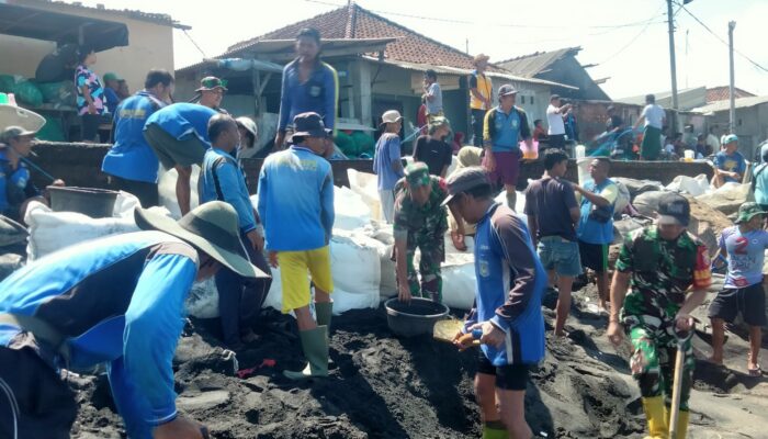 Sinergi TNI, PUPR, dan Warga Selamatkan Pantai Bugis dari Banjir Rob