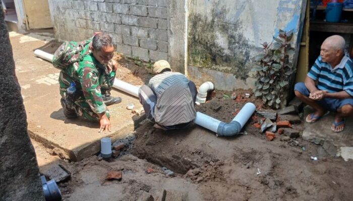 Sinergi TNI dan Warga Ampenan Tengah Wujudkan Lingkungan Bersih