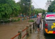 Hujan dan Angin Kencang, Puluhan Rumah di Tiga Desa di Wilayah Kecamatan Madapangga Teredam Banjir Polsek Madapangga Bantu Warga