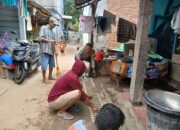 Bhabinkamtibmas Polres Bima Kota Bantu Bersihkan Rumah Warga dan Bagikan Nasi Bungkus Pascabencana Banjir
