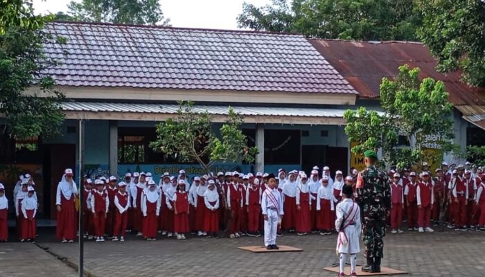 Babinsa Kodim 1606 Mataram Tanamkan Semangat Kepahlawanan di SDN 1 Suranadi