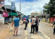 Sat Samapta Polres Bima Kota Bantu Bersihkan Jalan Pascabencana Banjir di Kelurahan Paruga
