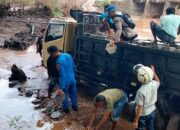 Aksi Heroik Sat Polairud Polres Bima Bantu Evakuasi Truk Terjebak Banjir di Jembatan So Nampa