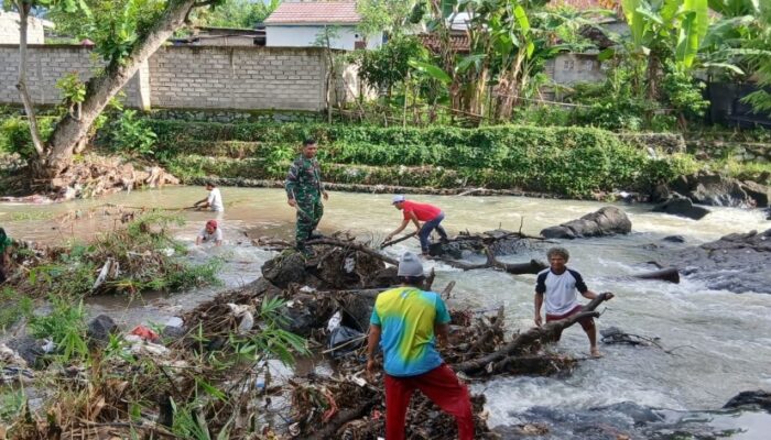 Aksi Bersih Sungai Midang Wujud Sinergi TNI dan Warga