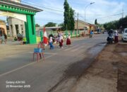 Bantu Anak Sekolah Menyebrang Jalan, Polsek Lambu Laksanakan Kegiatan Rawan Pagi