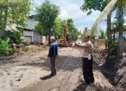 Polsek Prabar Kawal Giat Pengaspalan serta Pengerjaan Drainase Jalan Raya Bonder–Mangkung.