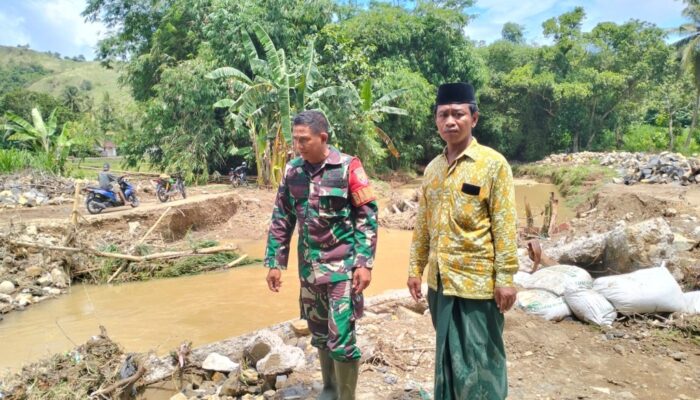 Babinsa Respons Cepat Pantau Jembatan Rusak Pasca Hujan Deras
