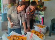 Bhabinkamtibmas Dampingi Panen Jagung di Lombok Barat