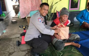 Sat Binmas Polres Lobar Bagikan Paket Nutrisi di Lembar