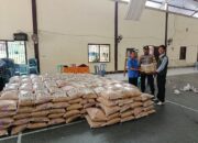 Bhabinkamtibmas Dampingi Penyaluran Benih Padi di Desa Binaan