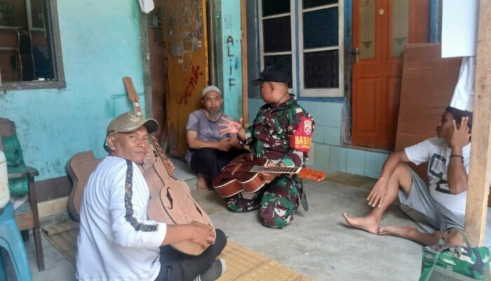 Sambang Warga, Babinsa Ampenan Tengah Dukung Keamanan dan UMKM