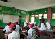 POLRES LOTENG KAWAL PENDISTRIBUSIAN MBG, BHABINKAMTIBMAS HADIR DI TENGAH SISWA