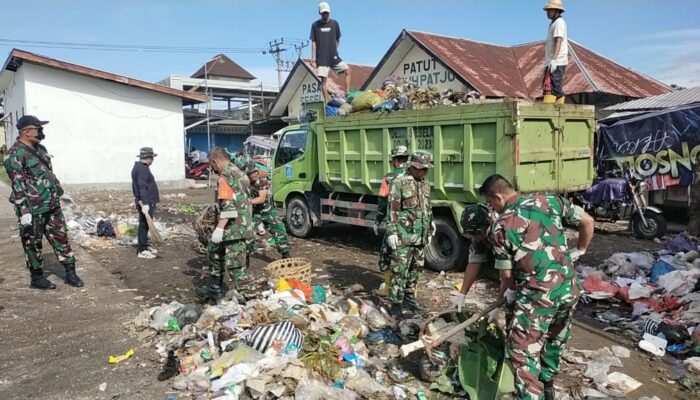 Babinsa dan Warga Sesela Bersihkan TPS Pasar