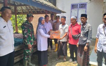 Negara Hadir, Babinsa Dampingi Bantuan Korban Banjir Sekotong
