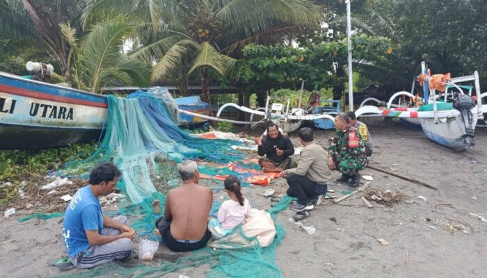 Sinergi TNI-Polri Lindungi Nelayan dari Cuaca Buruk