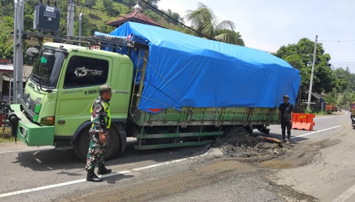Babinsa Labuan Tereng Cegah Kemacetan Akses Pelabuhan Gilimas
