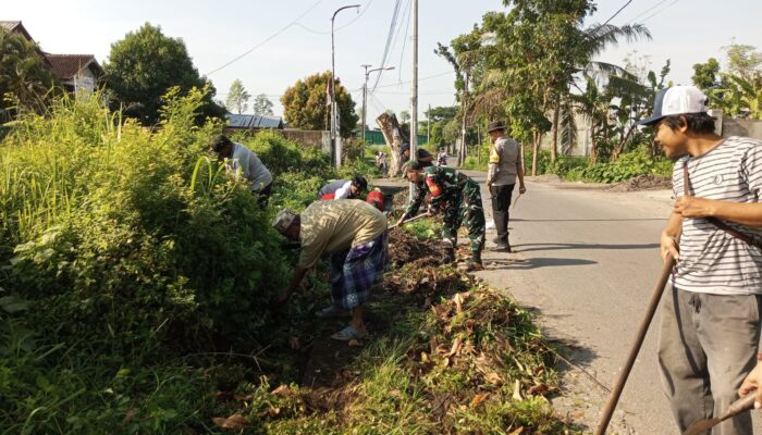 Aksi Nyata Babinsa Jaga Kebersihan Lingkungan Kediri Selatan