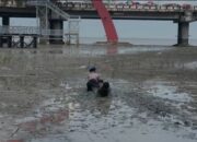 Respons Cepat Dit Polairud Polda Jatim Selamatkan Dua Anak Terjebak Lumpur di Wisata Kenjeran