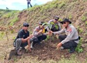 Wujudkan Lingkungan Asri, Polres Sumbawa Bersama Forkopimda Hijaukan Lahan di Desa Emang Lestari
