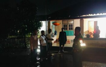 Babinsa dan Aparat Desa Sigap Tangani Banjir Kuripan