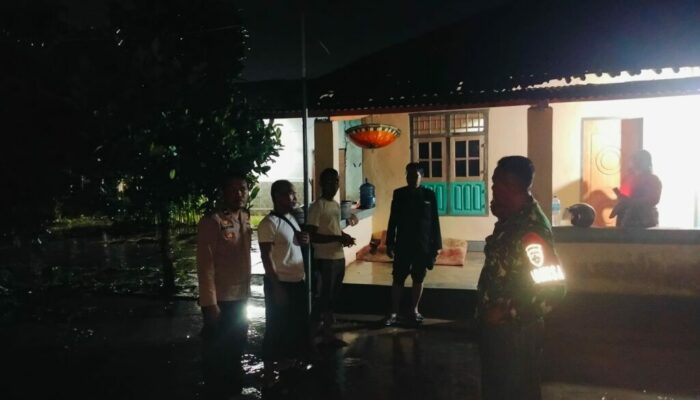 Babinsa dan Aparat Desa Sigap Tangani Banjir Kuripan