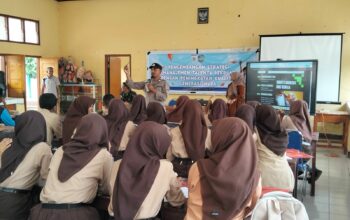 Kanit Binmas Polsek Seteluk Laksanakan Sosialisasi Bahaya Narkoba dan Tertib Berlalu Lintas di SMPN 1 Seteluk