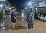 Dini Hari, Babinsa Turun Langsung Awasi Banjir Perumahan