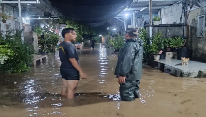 Dini Hari, Babinsa Turun Langsung Awasi Banjir Perumahan