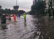 Banjir Rendam Sejumlah Ruas Jalan Jakarta, Brimob–Lantas–Polair PMJ Bergerak Cepat, Polri Siagakan 128.247 Personel Secara Nasional