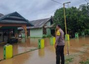 Belasan Rumah Terdampak Banjir, Personel Polsek Tambora Sigap Bantu Warga Yang Terdampak