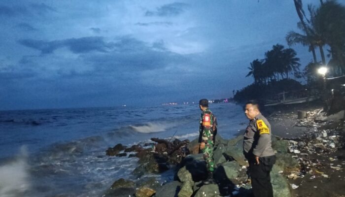 Cuaca Ekstrem, Babinsa Jempong Baru Pantau Gelombang Laut